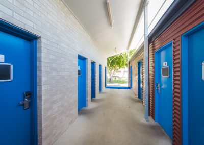 ensuite-amenities-hallway